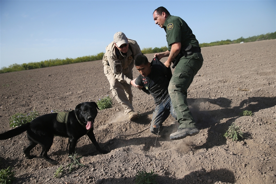 “La migra” deja a deportados sin pertenencias | En el Camino