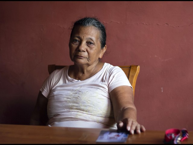 HONDURAS_MAMÁ DE WILMER_001 Haidé Esperanza Posada, posa después de una entrevista en San Pedro Sula, Honduras, 13 de Agosto, 2014. Wilmer, hijo de Haidé, fue uno de las 72 personas asesinadas en Tamaulipas, México, en 2010. (Fotografía/Ginnette Riquelme).