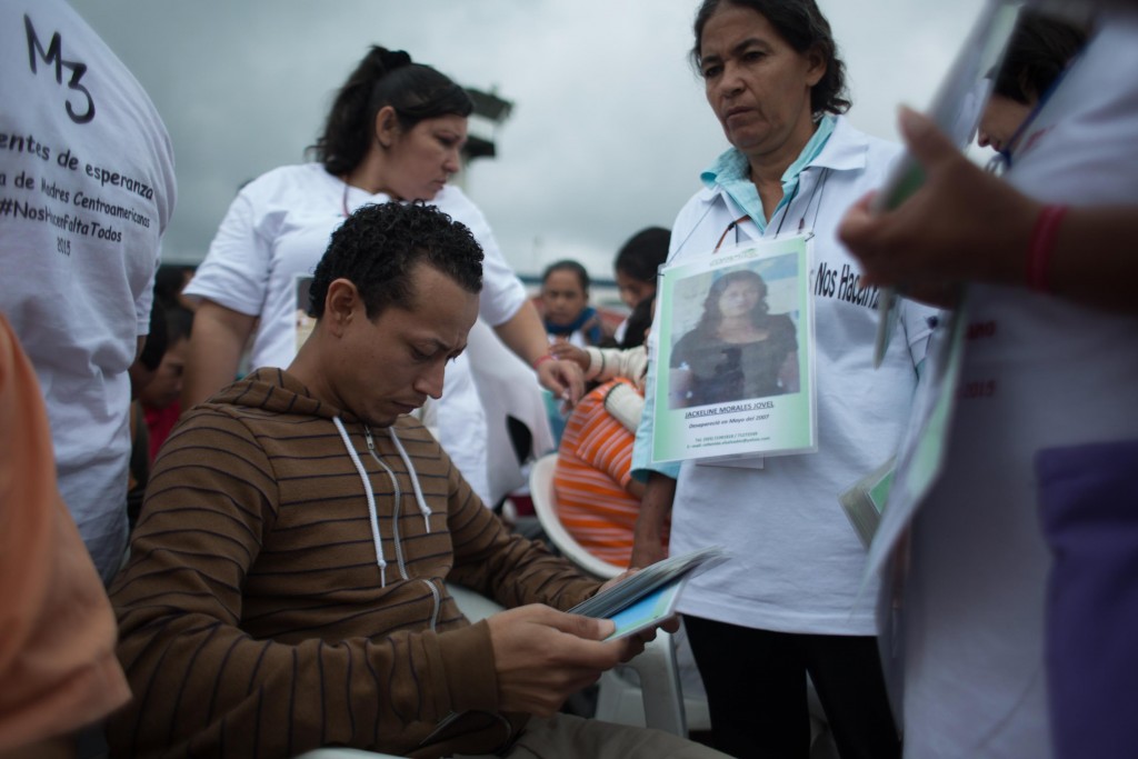 En el 5 día de la Caravana de Madres Centroamericanas, visitaron el penal de la comunidad de Amatlan en el estado de Veracruz, donde platicaron con algunos de los presos de origen extranjero para intentar identificar a alguno de los migrantes desaparecidos.