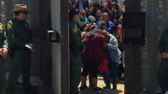 El emotivo abrazo de 3 minutos en la frontera de México y EE.UU. entre