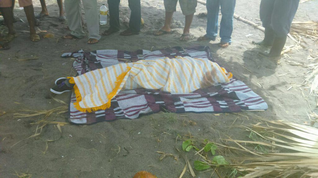 Los cuerpos de los tres niños que se ahogaron cuando su embarcación se volteó fueron arrastrados por la corriente a varios puntos de la costa chiapaneca. 